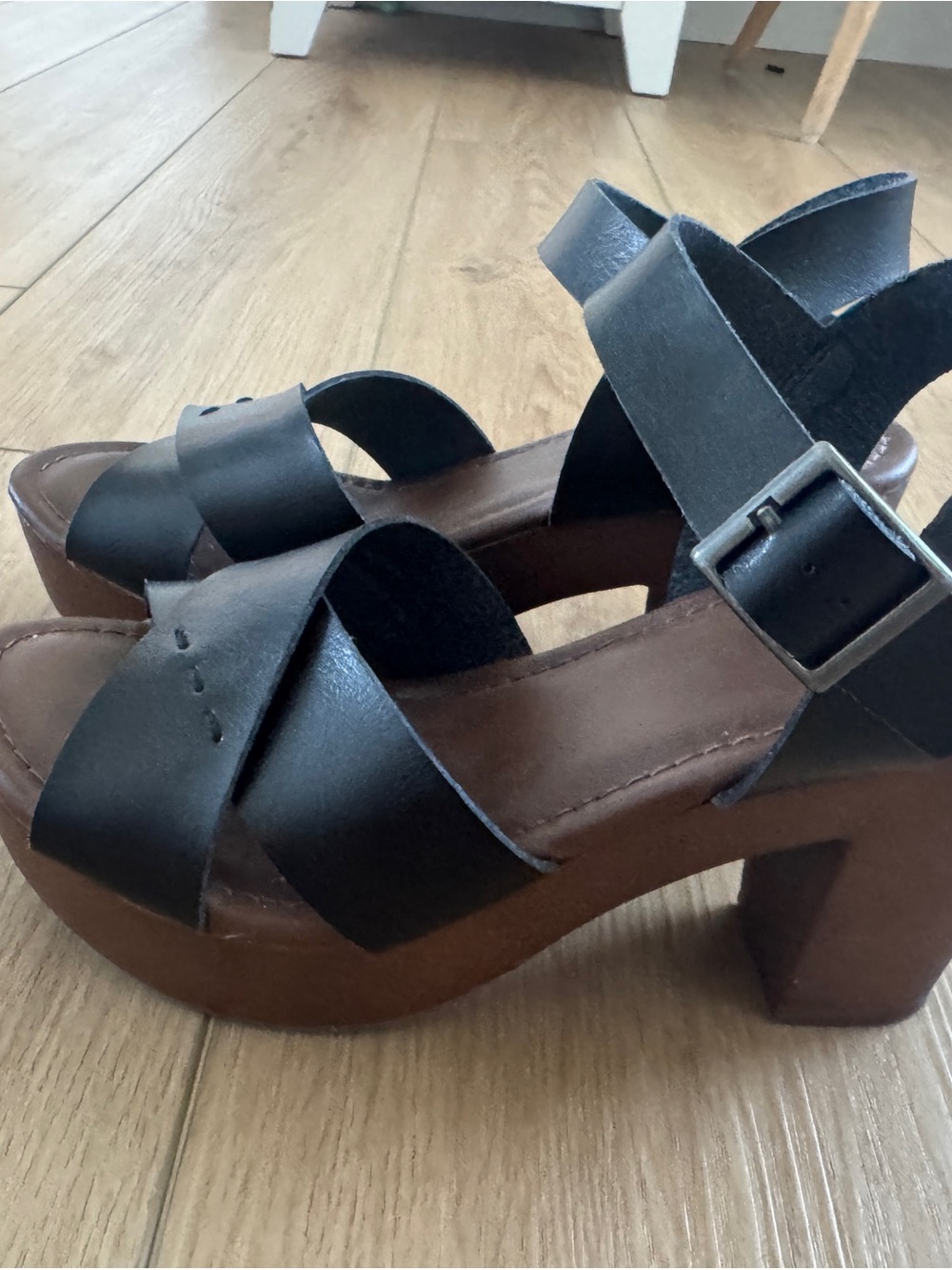 Universal Thread Black Leather Platform Sandals with Brown Wood-Look Heel